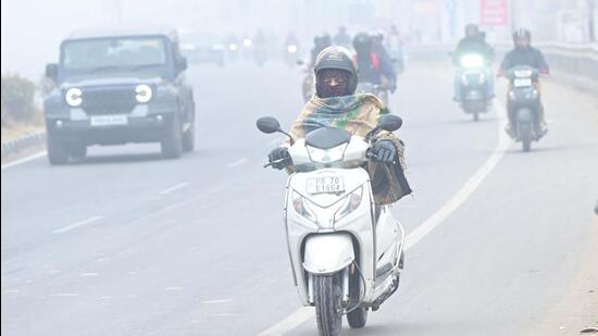 Road traffic also moved at snail’s pace as commuters struggled to navigate through the thick fog cover. (Keshav Singh/HT) Road traffic also moved at snail’s pace as commuters struggled to navigate through the thick fog cover. (Keshav Singh/HT)