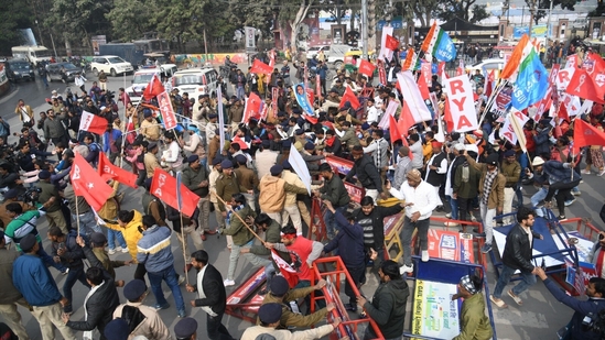 Police use force to stop various students organisations during Mukhyamantri gherao march at JP roundabout demanding the cancellation of the 70th Integrated Combined Competitive (Preliminary) Examination (CCE), 2024, conducted by the BPSC, over allegations of question paper leak, in Patna. (Santosh Kumar)