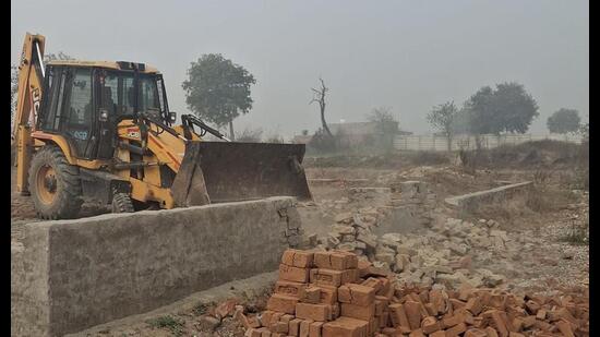 The operation, which went on for three hours on Saturday, was carried out under the supervision of senior officials of GNIDA, supported by security personnel, using three JCB machines and two dump-trucks. (HT PHOTO)