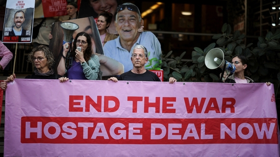 Relatives and supporters of the hostages kidnapped during the deadly October 7, 2023 attack by Hamas hold a protest performance promoting a deal that would bring the hostages home, in Tel Aviv, Israel, December 17, 2024. REUTERS/Stoyan Nenov(REUTERS)