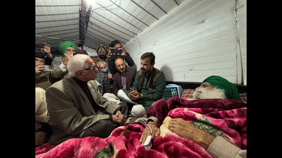 The committee members reached the Khanauri protest site at around 3.30 pm and requested the septuagenarian Dallewal to take medical assistance. (HT Photo) The committee members reached the Khanauri protest site at around 3.30 pm and requested the septuagenarian Dallewal to take medical assistance. (HT Photo)