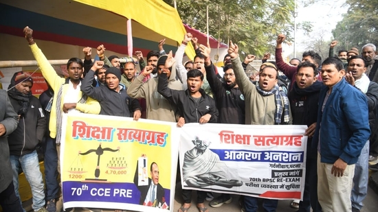 Protest at Gardanibagh in Patna over the alleged leak of a question paper of the December 13 combined preliminary exam conducted by BPSC(Santosh Kumar) Protest at Gardanibagh in Patna over the alleged leak of a question paper of the December 13 combined preliminary exam conducted by BPSC(Santosh Kumar)