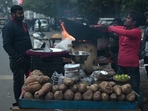 A sweet potato makeshift stall in Hazratganj(Mustaq Khan/HT) A sweet potato makeshift stall in Hazratganj(Mustaq Khan/HT)