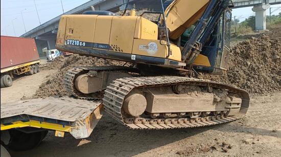 Operator crushed under excavator while unloading it from trailer Operator crushed under excavator while unloading it from trailer