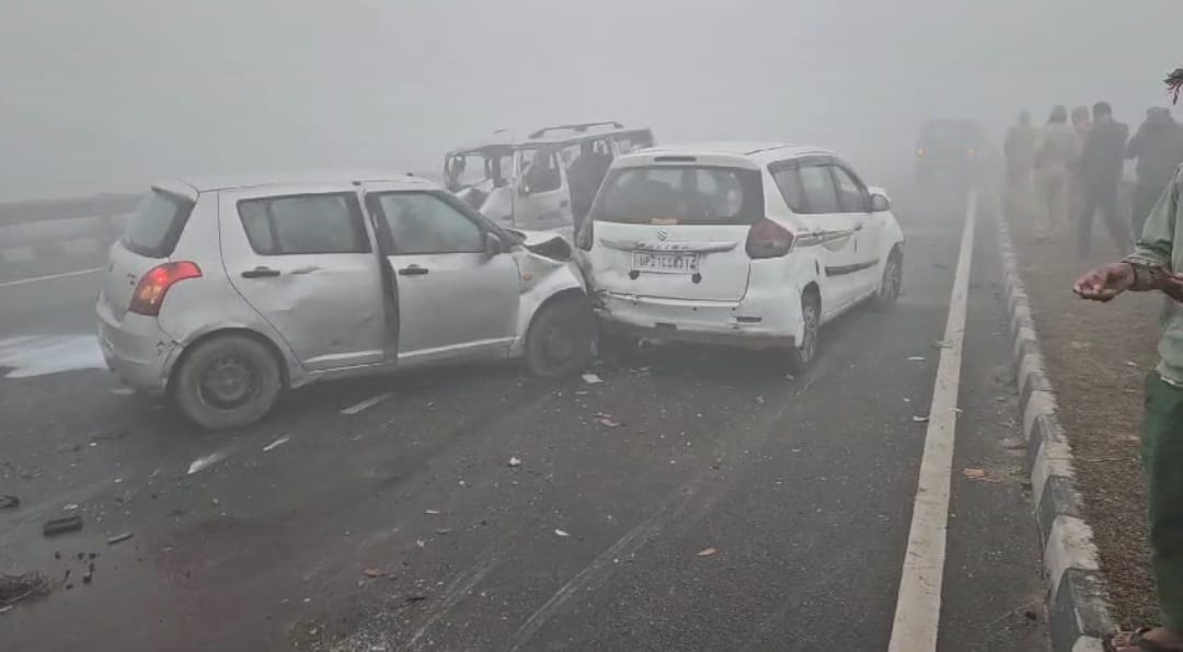 Two persons were injured after several vehicles collided on the Delhi-Lucknow highway in Uttar Pradesh's Hapur.(HT Photo) Two persons were injured after several vehicles collided on the Delhi-Lucknow highway in Uttar Pradesh's Hapur.(HT Photo)