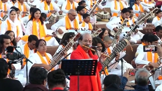 Pandit Ronu Majumdar with 546 musicians in Gwalior Pandit Ronu Majumdar with 546 musicians in Gwalior