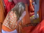 Mahakumbh Mela: Laurene Powell Jobs performed the pattabhishek ritual of Vyasanand Giri Maharaj. (X/@ANI) Mahakumbh Mela: Laurene Powell Jobs performed the pattabhishek ritual of Vyasanand Giri Maharaj. (X/@ANI)