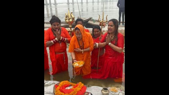 Maha Mandaleshwar (UP) of Kinnar Akhada Swami Kaushaliyanand Giri aka Tina Ma along with her disciples and members of the trans community taking a dip in Ganga on Paush Purnima at Ram Ghat in tent city on Monday. (HT PHOTO) Maha Mandaleshwar (UP) of Kinnar Akhada Swami Kaushaliyanand Giri aka Tina Ma along with her disciples and members of the trans community taking a dip in Ganga on Paush Purnima at Ram Ghat in tent city on Monday. (HT PHOTO)