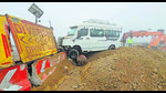 The tempo traveller that hit a diversion board on an under-construction flyover in Karnal. (HT Photo) The tempo traveller that hit a diversion board on an under-construction flyover in Karnal. (HT Photo)