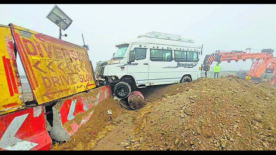 The tempo traveller that hit a diversion board on an under-construction flyover in Karnal. (HT Photo) The tempo traveller that hit a diversion board on an under-construction flyover in Karnal. (HT Photo)