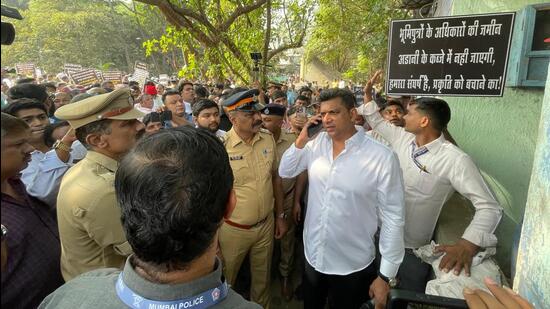 Malad residents block land survey for Dharavi residents rehab for the second time Malad residents block land survey for Dharavi residents rehab for the second time
