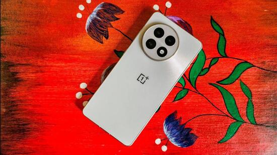 The OnePlus 13R is exactly that in the hierarchy that includes the flagship OnePlus 13. (HT photo | Vishal Mathur) The OnePlus 13R is exactly that in the hierarchy that includes the flagship OnePlus 13. (HT photo | Vishal Mathur)