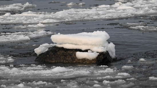 Snow covers a rock as drifting broken sea ice, floats on the surface, off the extreme western point of Replot Island, in Kvarken archipelago, near Bjorkoby, in the northern part of the Baltic Sea on January 15, 2025. Due to a mild winter and temperatures above zero degrees centigrade, the open sea has not frozen. (Photo by Olivier MORIN / AFP)(AFP) Snow covers a rock as drifting broken sea ice, floats on the surface, off the extreme western point of Replot Island, in Kvarken archipelago, near Bjorkoby, in the northern part of the Baltic Sea on January 15, 2025. Due to a mild winter and temperatures above zero degrees centigrade, the open sea has not frozen. (Photo by Olivier MORIN / AFP)(AFP)