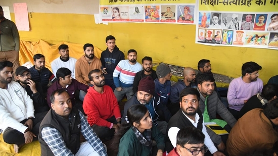 Protestors at a dharna protesting against alleged paper leak and irregularities in the BPSC 70th Integrated Combined Competitive Examination (CCE) 2024 at Gardanibag, in Patna.(Santosh Kumar)