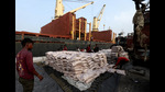 FILE PHOTO: A worker arranges sugar bags in a net to load them onto a cargo ship at the Deendayal Port in Kandla, in the western state of Gujarat, India, September 25, 2024. REUTERS/Amit Dave/File Photo (REUTERS) FILE PHOTO: A worker arranges sugar bags in a net to load them onto a cargo ship at the Deendayal Port in Kandla, in the western state of Gujarat, India, September 25, 2024. REUTERS/Amit Dave/File Photo (REUTERS)