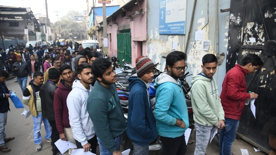 Students wait with their admit cards to appear for the JEE Mains exam at an examination centre in Patna.(Santosh Kumar)