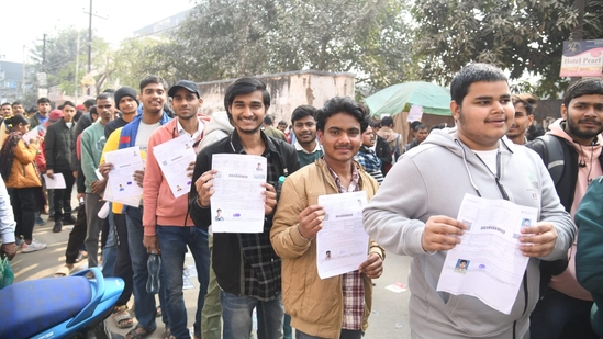 Students are seen standing in queue to appear for the JEE Mains exam at an examination centre in Patna.(Santosh Kumar)
