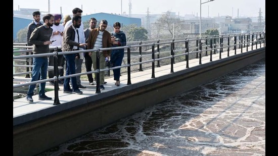 Members of Punjab Development during the visit assess Buddha Nullah pollution in Ludhiana on Thursday. (HT Photo) Members of Punjab Development during the visit assess Buddha Nullah pollution in Ludhiana on Thursday. (HT Photo)