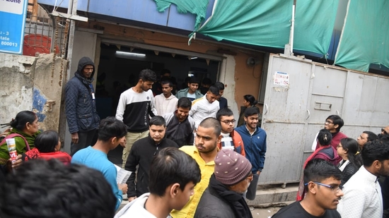 Candidates outside the examination centre at Patliputra in Patna after appearing for JEE Main exam. (Santosh Kumar )