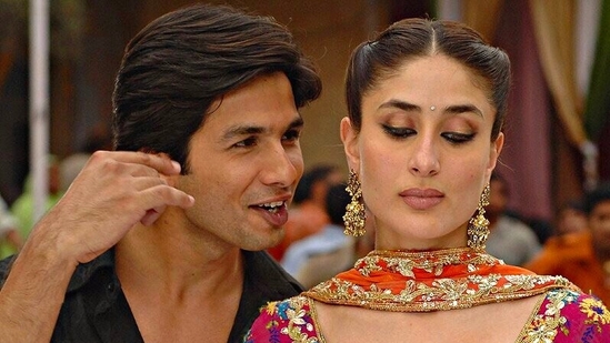 Shahid Kapoor and Kareena Kapoor as Aditya and Geet in a still from Jab We Met (2007) Shahid Kapoor and Kareena Kapoor as Aditya and Geet in a still from Jab We Met (2007)