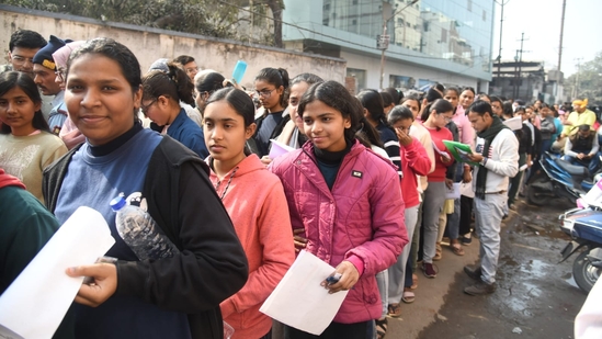 Aspirants standing in queue before appearing in the JEE Mains exam at an examination centre at Patliputra in Patna.(Santosh Kumar )
