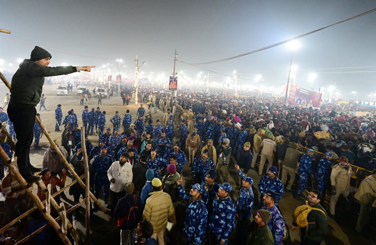 DM Mahakumbh Nagar instructs security personnel to manage the overcrowding in Prayagraj on Wednesday, January 29, 2025. (Deepak Gupta/ Hindustan Times) DM Mahakumbh Nagar instructs security personnel to manage the overcrowding in Prayagraj on Wednesday, January 29, 2025. (Deepak Gupta/ Hindustan Times)