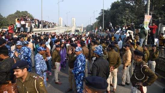 Police administration stopping aspirants during a protest against alleged paper leak and irregularities in the BPSC 70th Integrated Combined Competitive Examination (CCE) 2024 near BPSC office, in Patna. (Santosh Kumar )