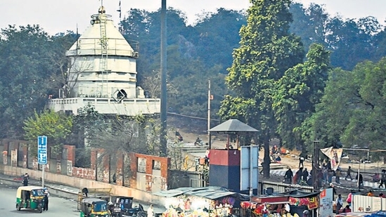 On Monday, the Delhi High Court sent out a notice regarding a plea that Mahant Surendranath had filed to have the FIR against him in relation to the electrocution event at Kalkaji Mandir quashed.(Hindustan Times/Sanjeev Verma) On Monday, the Delhi High Court sent out a notice regarding a plea that Mahant Surendranath had filed to have the FIR against him in relation to the electrocution event at Kalkaji Mandir quashed.(Hindustan Times/Sanjeev Verma)