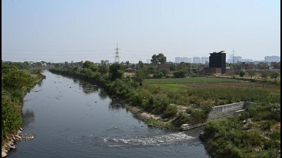 The affidavit also disclosed that there are 366 industries in the Hindon river basin, of which 123 are non-compliant with pollution norms. (Sunil Ghosh/HT Photo) The affidavit also disclosed that there are 366 industries in the Hindon river basin, of which 123 are non-compliant with pollution norms. (Sunil Ghosh/HT Photo)