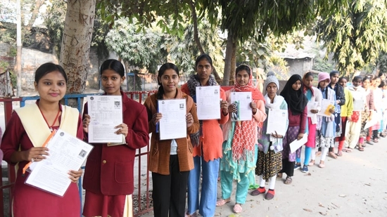 Students wait with their admit cards to appear for the Physics Exam of BSEB Class 12 examinations in Patna(Santosh Kumar)