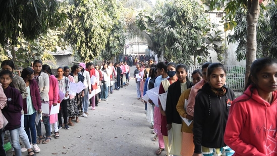 Students wait to appear for the Physics exam of the ongoing BSEB Class 12 Board exams in Patna(Santosh Kumar)