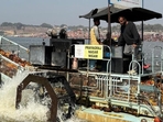 Trash skimmer in operation near Sangam in Prayagraj. (HT photo) Trash skimmer in operation near Sangam in Prayagraj. (HT photo)