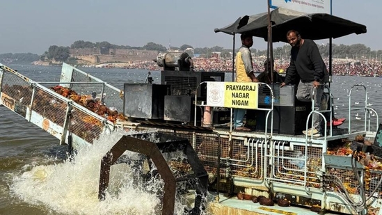 Trash skimmer in operation near Sangam in Prayagraj. (HT photo) Trash skimmer in operation near Sangam in Prayagraj. (HT photo)