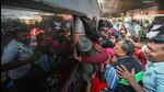 The railways should have not issued unreserved tickets beyond a point, restricting unreserved passengers from entering the station, a former official said. (Sanchit Khanna/HT Photo) The railways should have not issued unreserved tickets beyond a point, restricting unreserved passengers from entering the station, a former official said. (Sanchit Khanna/HT Photo)