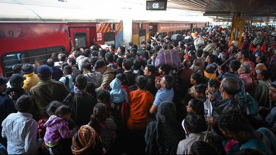 Massive crowds of people boarding and deboarding trains at New Delhi Railway Station on Sunday. (Sanchit Khanna/HT Photo) Massive crowds of people boarding and deboarding trains at New Delhi Railway Station on Sunday. (Sanchit Khanna/HT Photo)