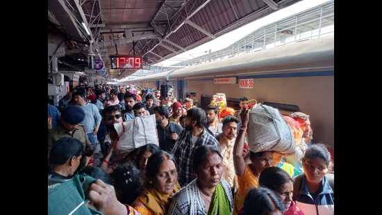 Platform no- 4 on Sunday afternoon (HT) Platform no- 4 on Sunday afternoon (HT)