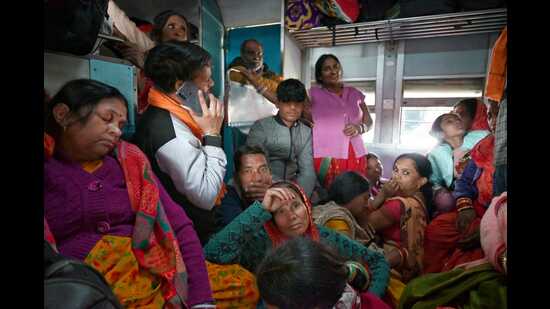 Trains at the Charbagh railway station of Lucknow presented packed scenes with people standing, sitting on the floor and even in lavatories. (Mushtaq Ali/HT) Trains at the Charbagh railway station of Lucknow presented packed scenes with people standing, sitting on the floor and even in lavatories. (Mushtaq Ali/HT)