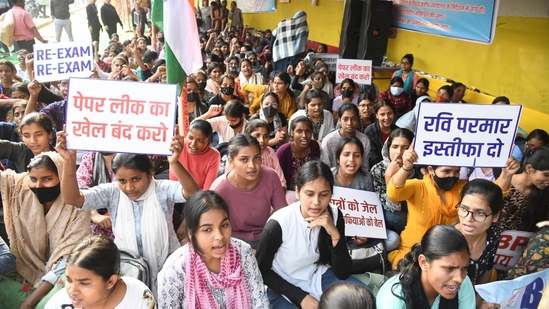 Candidates stage a protest demanding cancellation of the BPSC 70th prelims exam in December 2024 at Gardanibagh in Patna (Santosh Kumar )