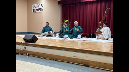 Pandit Umakant Gundecha and Anant Gundecha, accompanied by Pandit Akhilesh Gundecha on pakhawaj and Dhani Gundecha on tanpura (Manjari Sinha) Pandit Umakant Gundecha and Anant Gundecha, accompanied by Pandit Akhilesh Gundecha on pakhawaj and Dhani Gundecha on tanpura (Manjari Sinha)