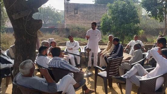 The issue escalated last week when hundreds of farmers gathered in protest after an FIR was filed against five people, including Sant Raj and his family. (HT Photo) The issue escalated last week when hundreds of farmers gathered in protest after an FIR was filed against five people, including Sant Raj and his family. (HT Photo)