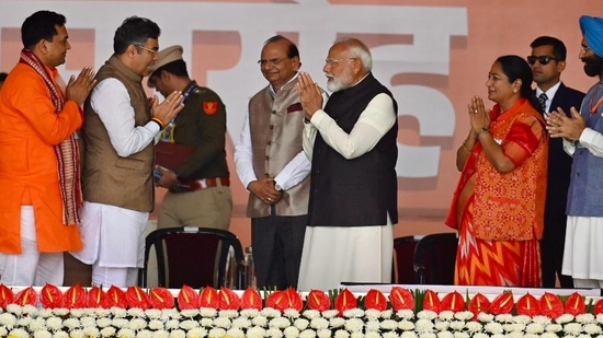 Prime Minister Narendra Modi was seen with Delhi CM Rekha Gupta and her cabinet ministers during the swearing-in ceremony at Ramlila Maidan.(HT photo/Sanchit Khanna)