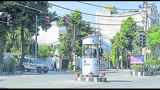 Despite the installation of sensor-based traffic lights on the Mall Road, old traffic lights continue to be used. (Manish/HT) Despite the installation of sensor-based traffic lights on the Mall Road, old traffic lights continue to be used. (Manish/HT)