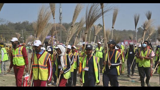 Sanitation workers setting the world record at Mahakumbh-2025 in Prayagraj on Monday (HT Photo) Sanitation workers setting the world record at Mahakumbh-2025 in Prayagraj on Monday (HT Photo)