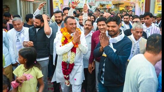 Accompanied by more than 500 supporters, Sahabram Leelu Sarpanch, an independent candidate from Ward 1 led a roadshow on Tuesday. He covered all the areas within his jurisdiction, engaging with residents and discussing their grievances. (HT PHOTO) Accompanied by more than 500 supporters, Sahabram Leelu Sarpanch, an independent candidate from Ward 1 led a roadshow on Tuesday. He covered all the areas within his jurisdiction, engaging with residents and discussing their grievances. (HT PHOTO)