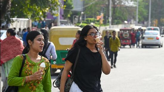 The maximum temperature remained relatively stable, with 27°C on Tuesday as compared to 30.3°C on Monday. (Sunil Ghosh/HT Photo) The maximum temperature remained relatively stable, with 27°C on Tuesday as compared to 30.3°C on Monday. (Sunil Ghosh/HT Photo)