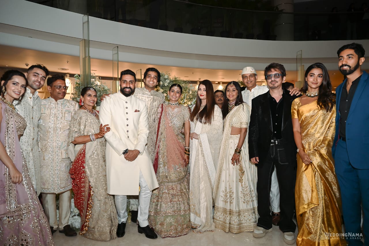 Aishwarya and Abhishek pose with the family.(WeddingNama) Aishwarya and Abhishek pose with the family.(WeddingNama)