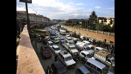 The HC recommended a maximum of 10,000 tourist vehicles per day could be permitted to the hill stations between April and June. (HT PHOTO) The HC recommended a maximum of 10,000 tourist vehicles per day could be permitted to the hill stations between April and June. (HT PHOTO)