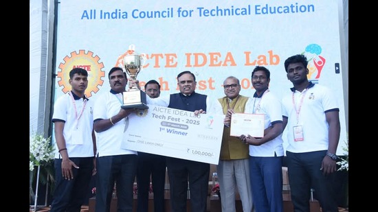 Sri Manakula Vinayagar Engineering College (SMVEC), Puducherry, won the first prize at the tech fest Sri Manakula Vinayagar Engineering College (SMVEC), Puducherry, won the first prize at the tech fest
