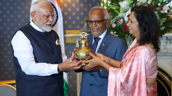 PM Narendra Modi gifts Gangajal water from Maha Kumbh in a brass and copper pot to Mauritius President Dharam Gokhool. PM Narendra Modi gifts Gangajal water from Maha Kumbh in a brass and copper pot to Mauritius President Dharam Gokhool.