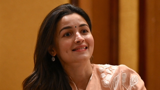 Alia looked lovely in a pink-peach Chanderi suit.(AFP)